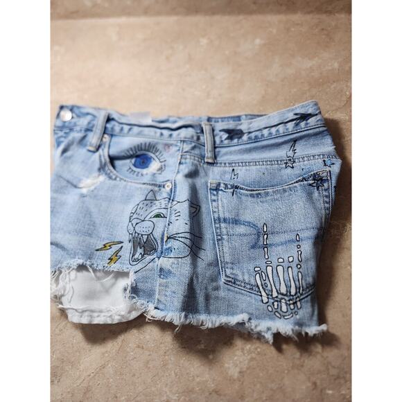 American Eagle SZ 6 Graffiti Print Denim Cutoff Shorts‎ Distressed Button Fly - Picture 5 of 6
